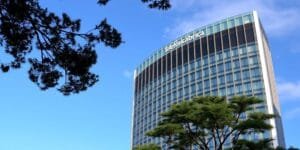 Edifício moderno da Telefônica Brasil com janelas espelhadas.
