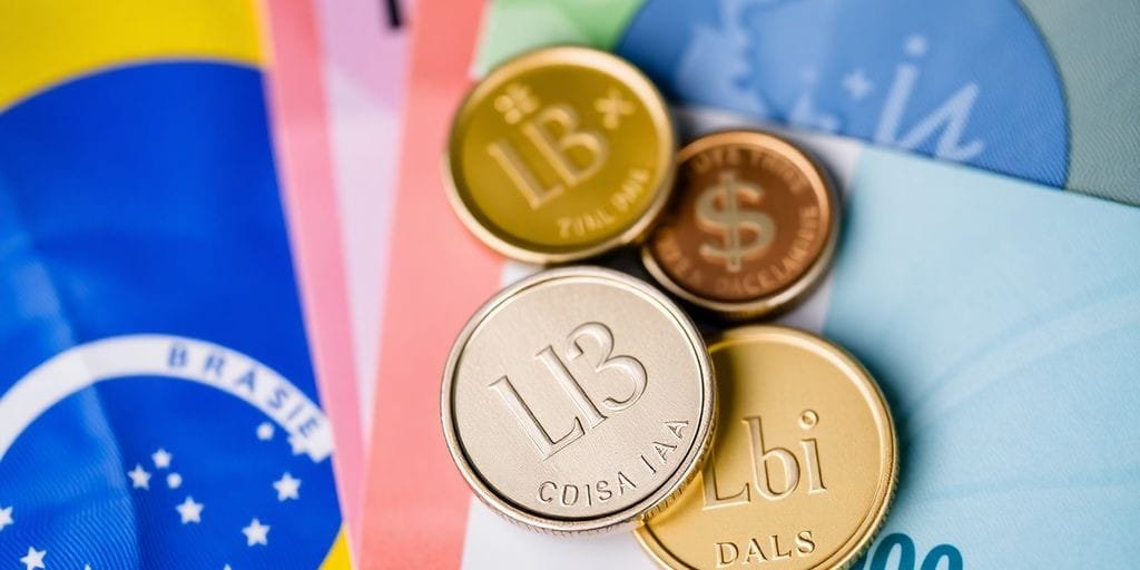 Notas e moedas brasileiras para investimentos.